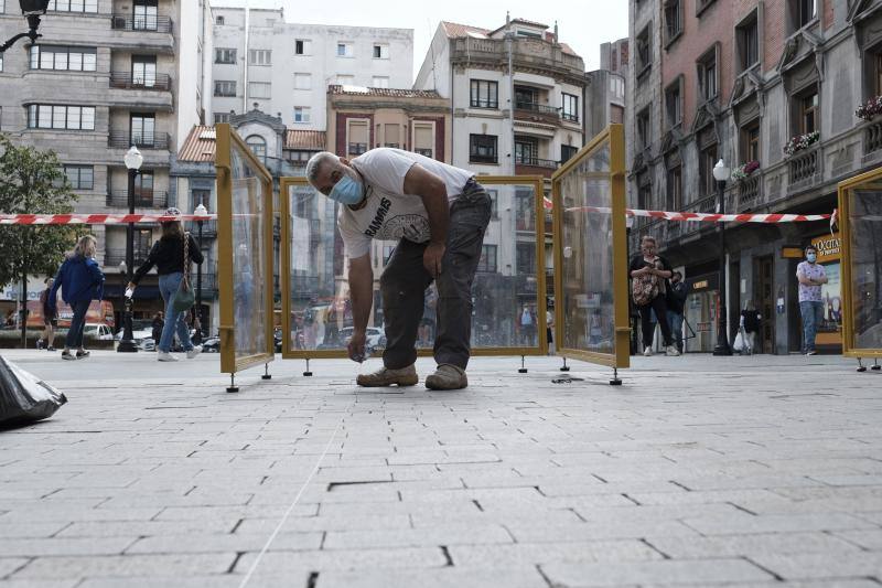 Gijón acoge su certamen literario más popular condicionado, como todas las actividades lúdicas y culturales, por la pandemia del coronavirus. Los controles, las mascarillas, la distancia de seguridad y un programa reducido son algunas de las novedades que se encuentran este año los incondicionales de esta cita cultural. 