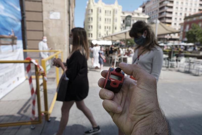 Gijón acoge su certamen literario más popular condicionado, como todas las actividades lúdicas y culturales, por la pandemia del coronavirus. Los controles, las mascarillas, la distancia de seguridad y un programa reducido son algunas de las novedades que se encuentran este año los incondicionales de esta cita cultural. 