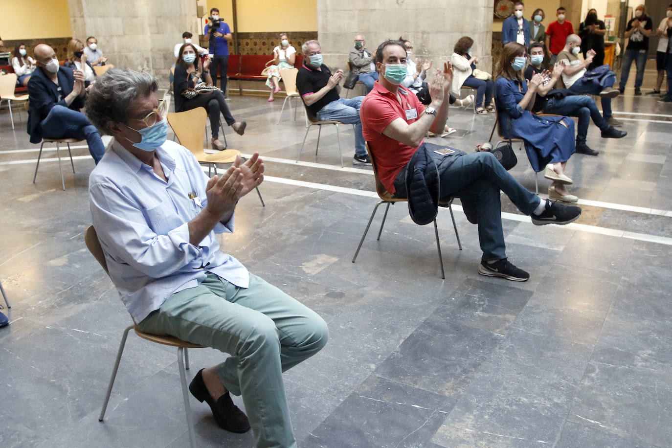 Gijón acoge su certamen literario más popular condicionado, como todas las actividades lúdicas y culturales, por la pandemia del coronavirus. Los controles, las mascarillas, la distancia de seguridad y un programa reducido son algunas de las novedades que se encuentran este año los incondicionales de esta cita cultural. 