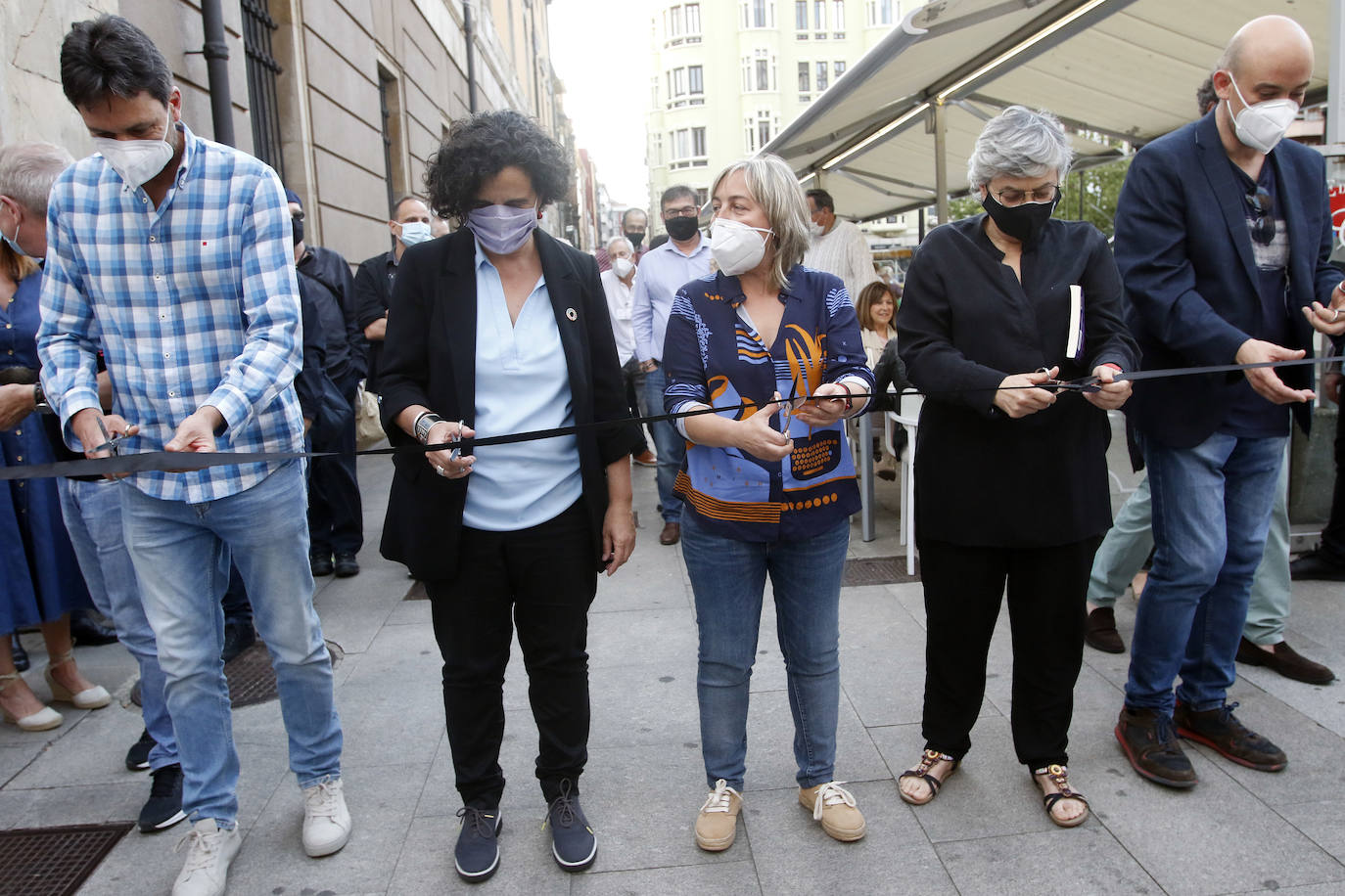 Gijón acoge su certamen literario más popular condicionado, como todas las actividades lúdicas y culturales, por la pandemia del coronavirus. Los controles, las mascarillas, la distancia de seguridad y un programa reducido son algunas de las novedades que se encuentran este año los incondicionales de esta cita cultural. 
