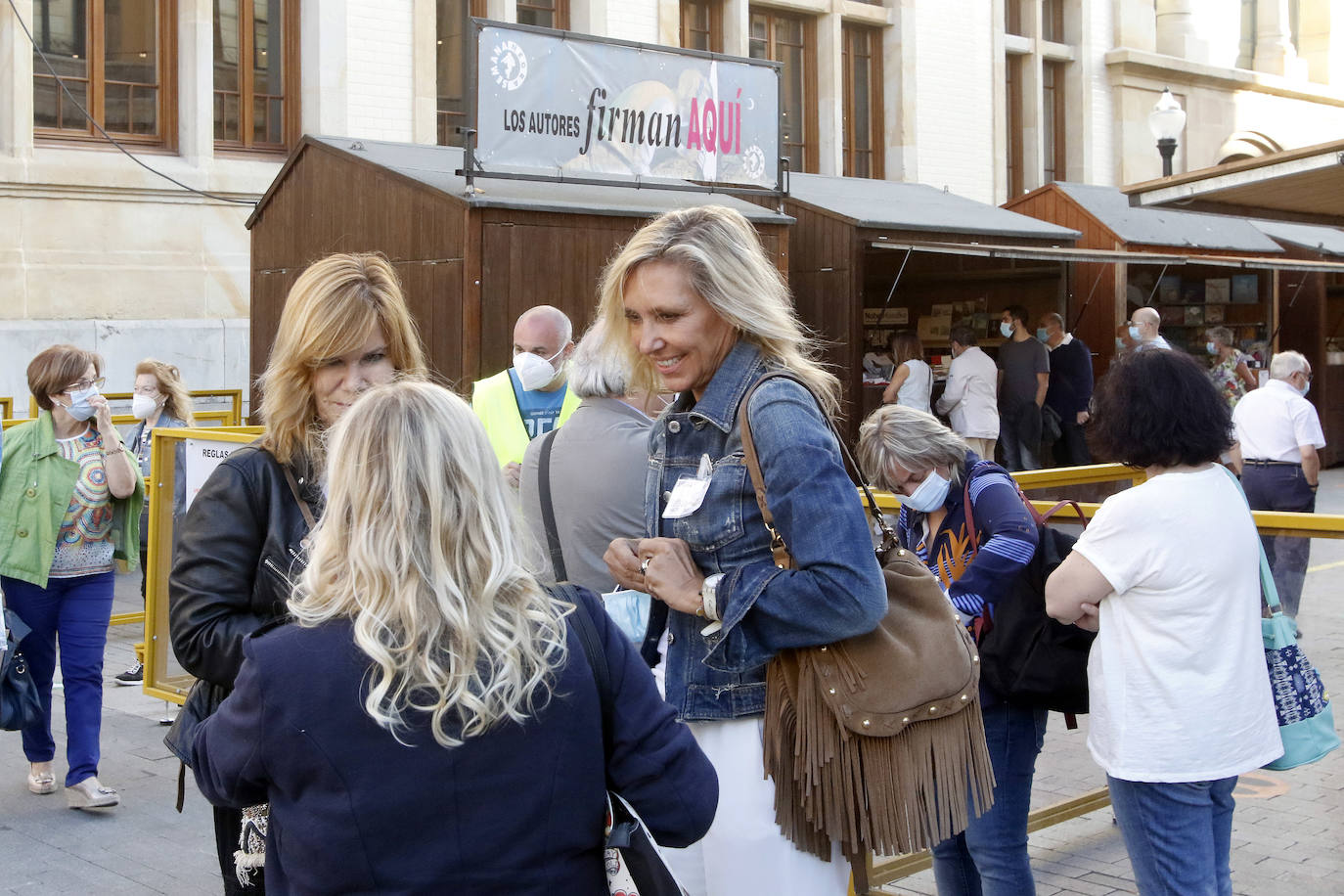 Gijón acoge su certamen literario más popular condicionado, como todas las actividades lúdicas y culturales, por la pandemia del coronavirus. Los controles, las mascarillas, la distancia de seguridad y un programa reducido son algunas de las novedades que se encuentran este año los incondicionales de esta cita cultural. 