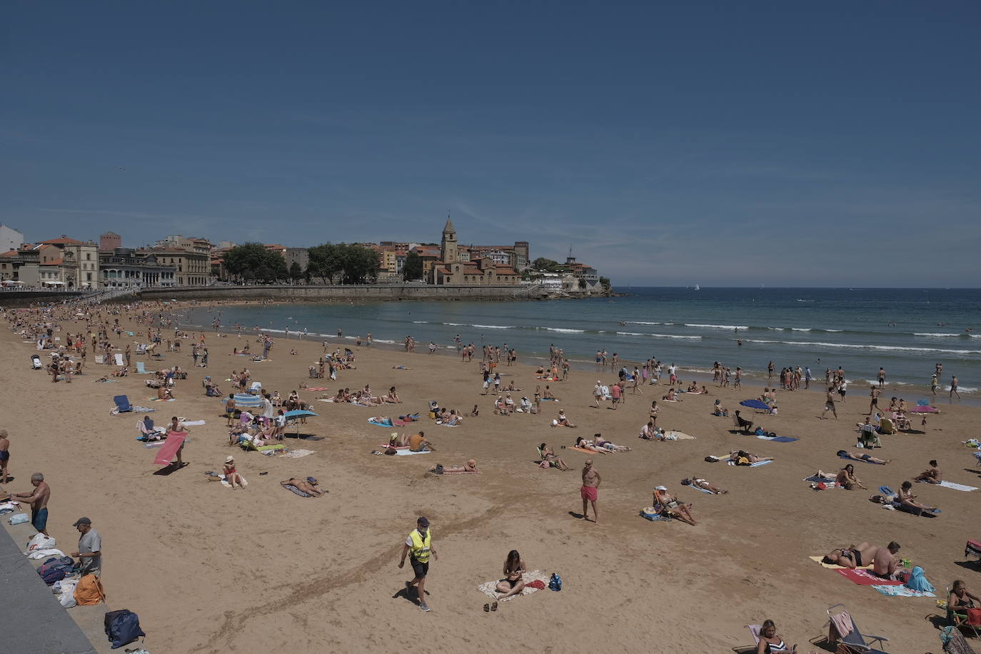 El buen tiempo animó a asturianos y foráneos a acercarse a los arenales.