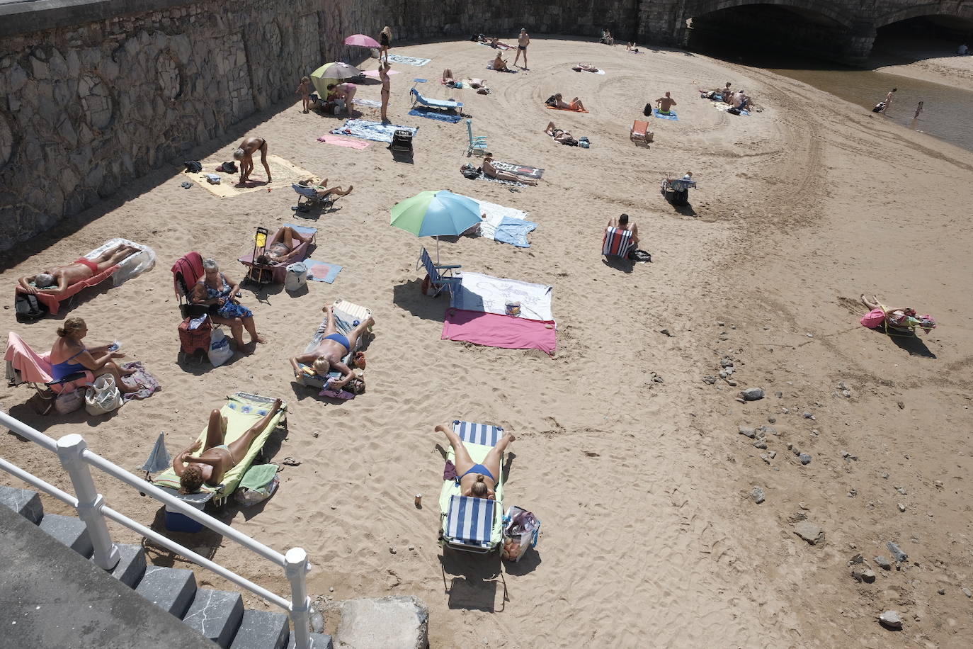 El buen tiempo animó a asturianos y foráneos a acercarse a los arenales.