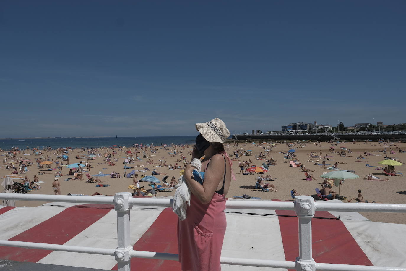 El buen tiempo animó a asturianos y foráneos a acercarse a los arenales.