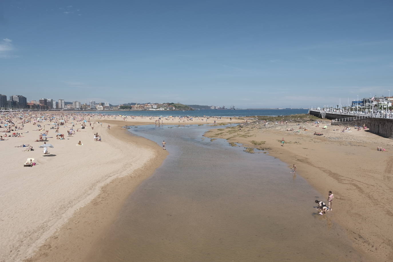 El buen tiempo animó a asturianos y foráneos a acercarse a los arenales.