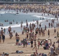 El buen tiempo animó a asturianos y foráneos a acercarse a los arenales.