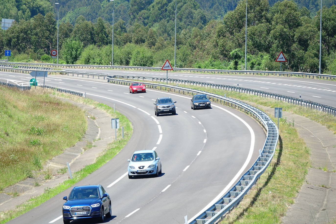 Según informa la Dirección General de Tráfico (DGT), dichas congestiones se registran entre los kilómetros 362 y 371, con cortes intermitentes del tránsito en sentido hacia el oeste de la región