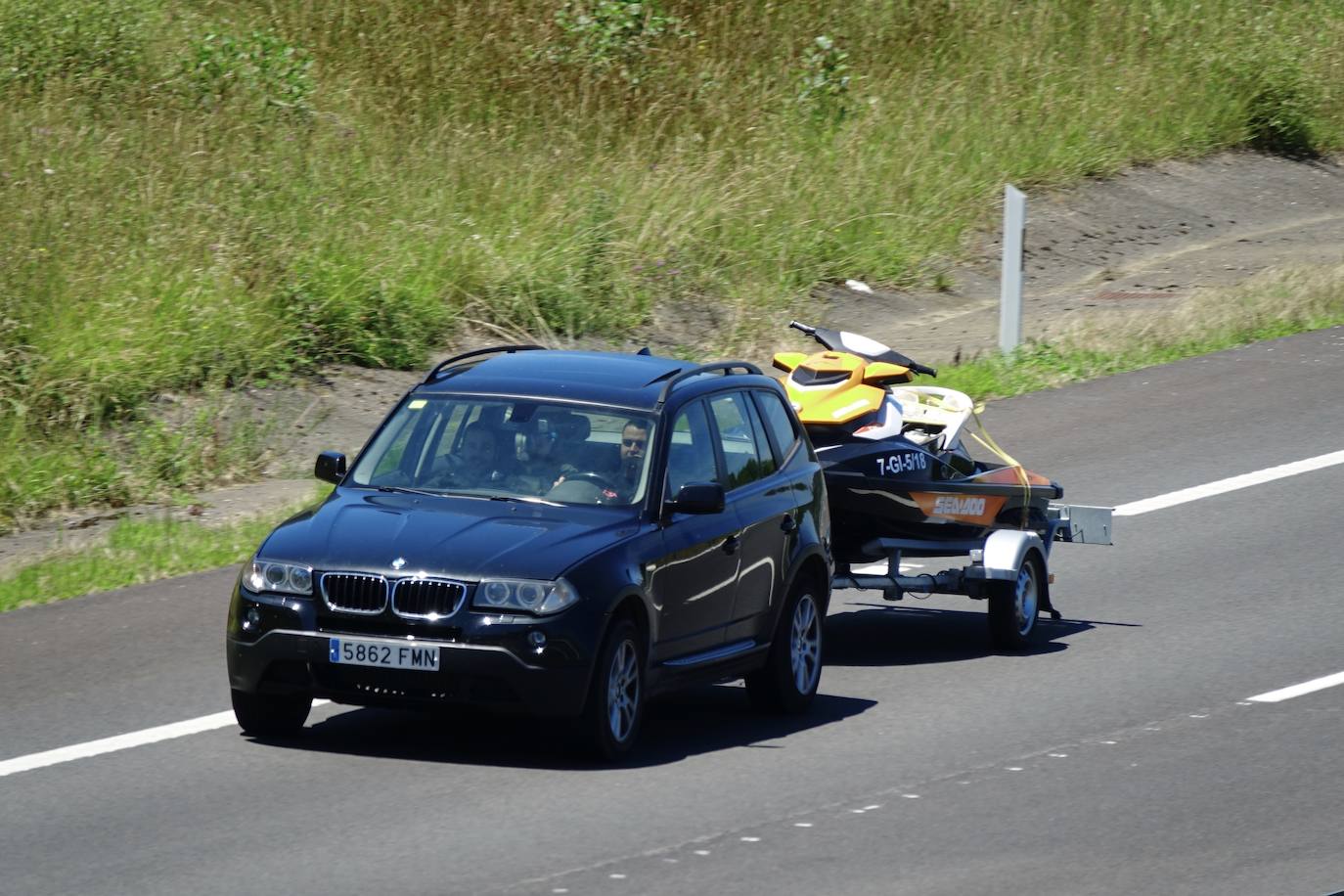 Según informa la Dirección General de Tráfico (DGT), dichas congestiones se registran entre los kilómetros 362 y 371, con cortes intermitentes del tránsito en sentido hacia el oeste de la región