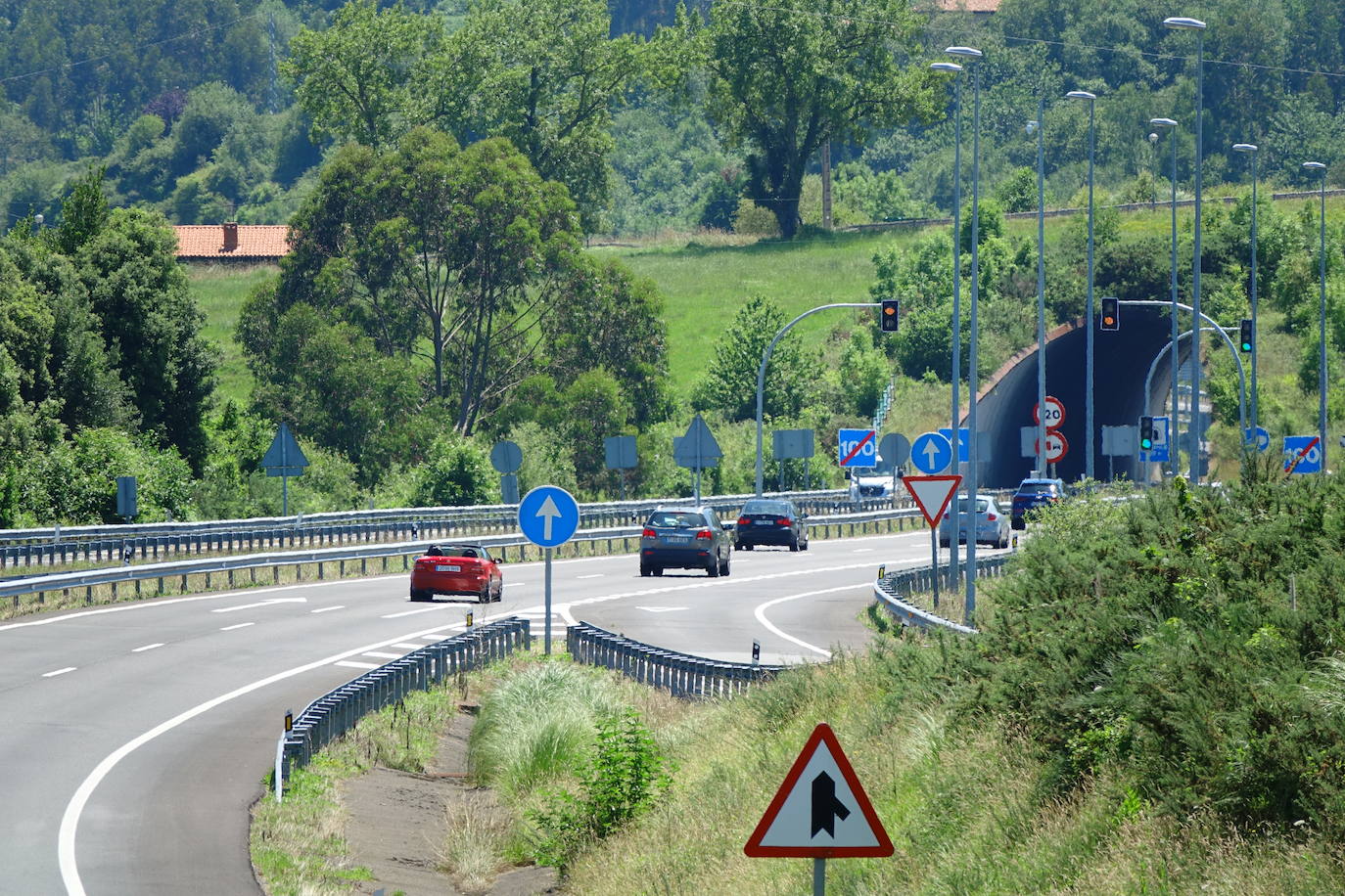 Según informa la Dirección General de Tráfico (DGT), dichas congestiones se registran entre los kilómetros 362 y 371, con cortes intermitentes del tránsito en sentido hacia el oeste de la región