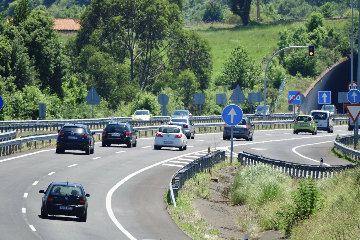 Según informa la Dirección General de Tráfico (DGT), dichas congestiones se registran entre los kilómetros 362 y 371, con cortes intermitentes del tránsito en sentido hacia el oeste de la región