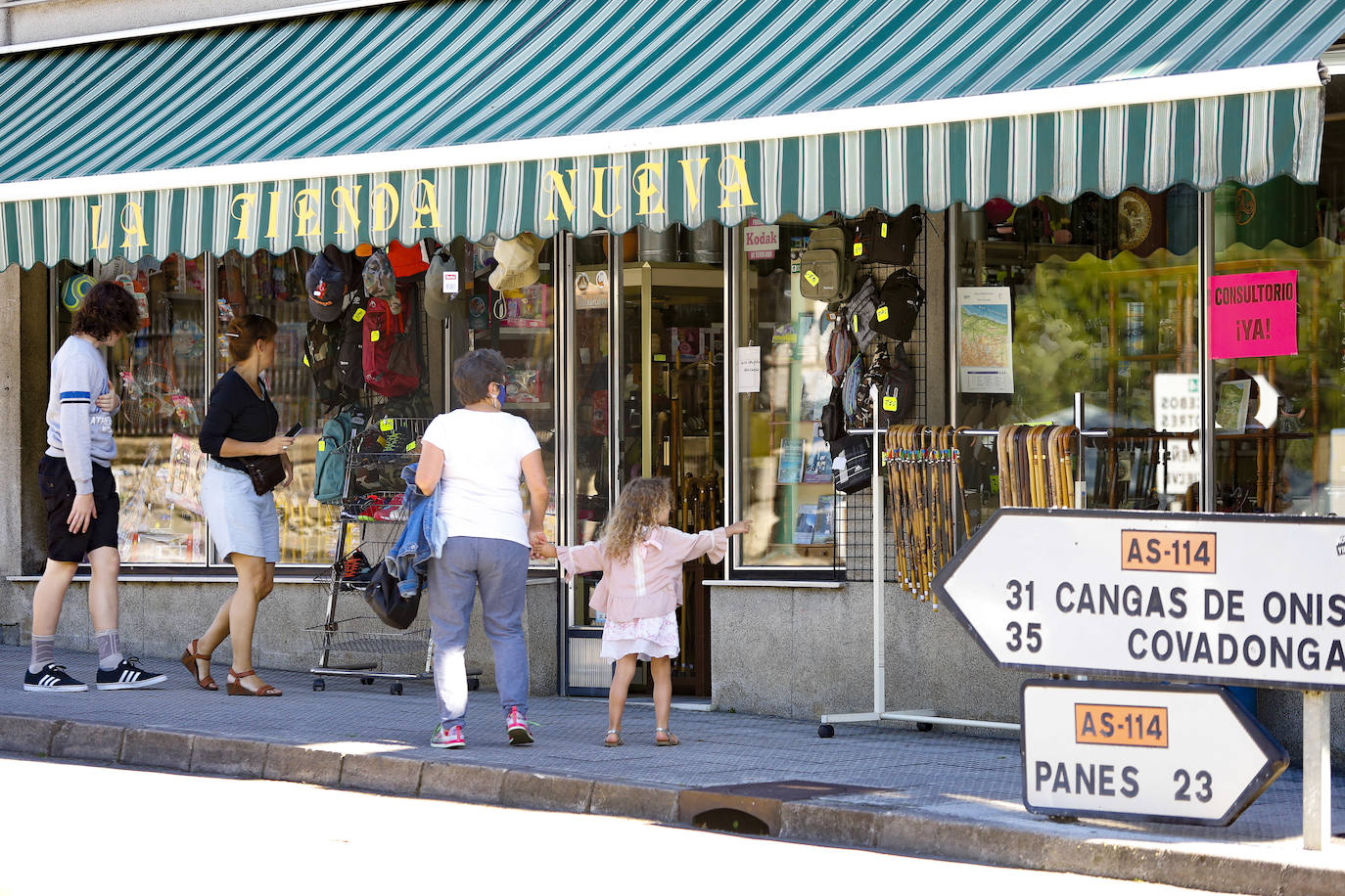 La llegada de visitantes a Asturias ha vivido este fin de semana, primero del mes de julio, su momento más intenso. Los puntos más turísticos de la región ya ven cómo sus localidades se llenan de caras nuevas que han elegido el Principado para disfrutar de sus vacaciones. La región les recibe, además, con buen tiempo este sábado, una circunstancia que, sin duda, ha animado a la mayoría a disfrutar de la naturaleza y las zonas de ocio.