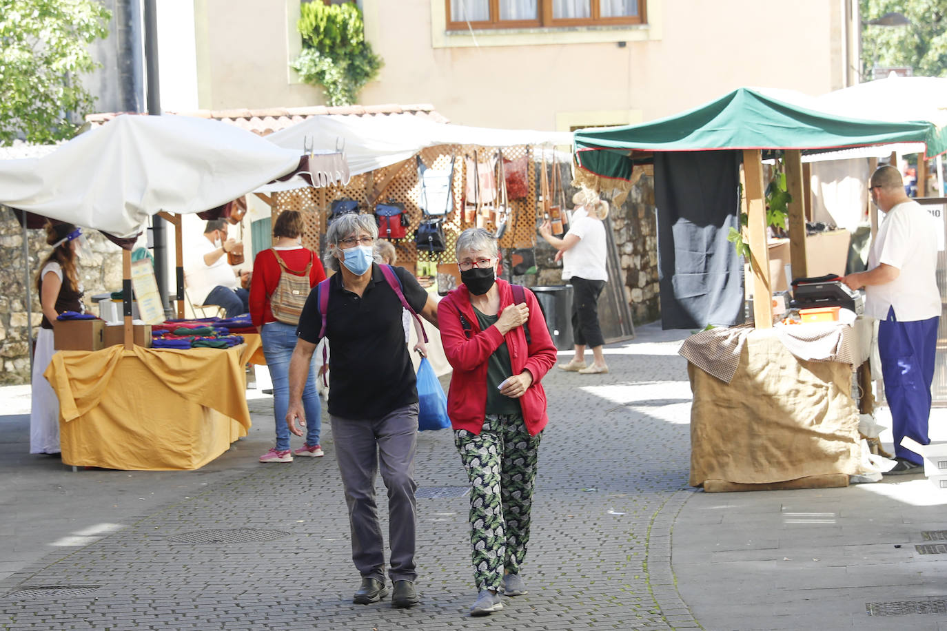La llegada de visitantes a Asturias ha vivido este fin de semana, primero del mes de julio, su momento más intenso. Los puntos más turísticos de la región ya ven cómo sus localidades se llenan de caras nuevas que han elegido el Principado para disfrutar de sus vacaciones. La región les recibe, además, con buen tiempo este sábado, una circunstancia que, sin duda, ha animado a la mayoría a disfrutar de la naturaleza y las zonas de ocio.