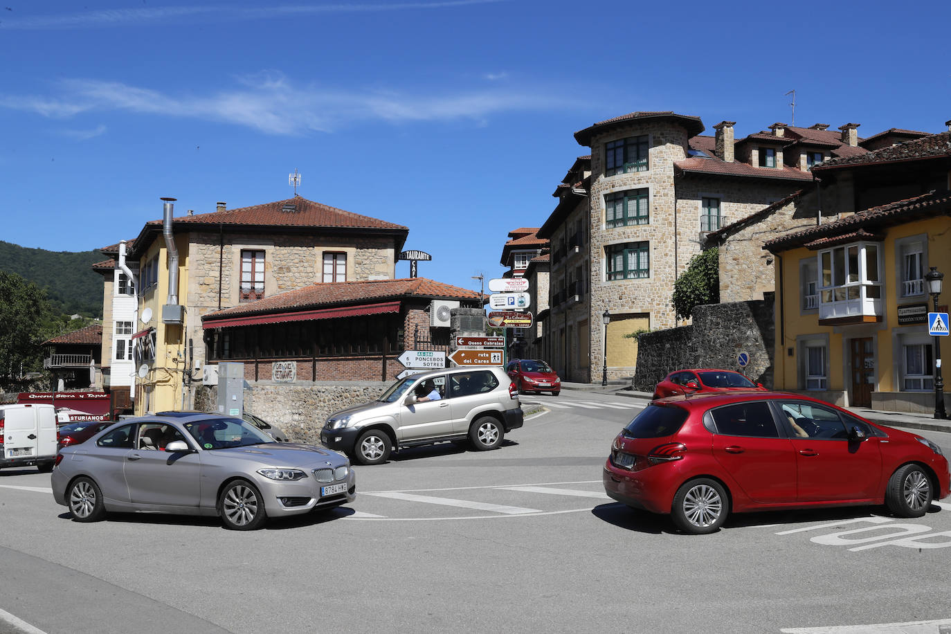 La llegada de visitantes a Asturias ha vivido este fin de semana, primero del mes de julio, su momento más intenso. Los puntos más turísticos de la región ya ven cómo sus localidades se llenan de caras nuevas que han elegido el Principado para disfrutar de sus vacaciones. La región les recibe, además, con buen tiempo este sábado, una circunstancia que, sin duda, ha animado a la mayoría a disfrutar de la naturaleza y las zonas de ocio.