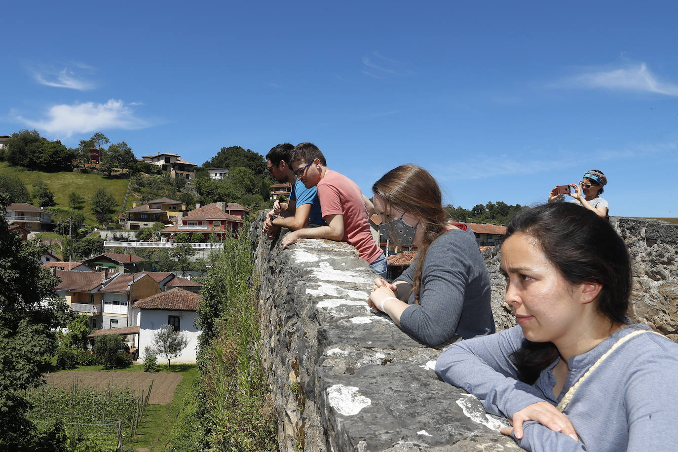 La llegada de visitantes a Asturias ha vivido este fin de semana, primero del mes de julio, su momento más intenso. Los puntos más turísticos de la región ya ven cómo sus localidades se llenan de caras nuevas que han elegido el Principado para disfrutar de sus vacaciones. La región les recibe, además, con buen tiempo este sábado, una circunstancia que, sin duda, ha animado a la mayoría a disfrutar de la naturaleza y las zonas de ocio.