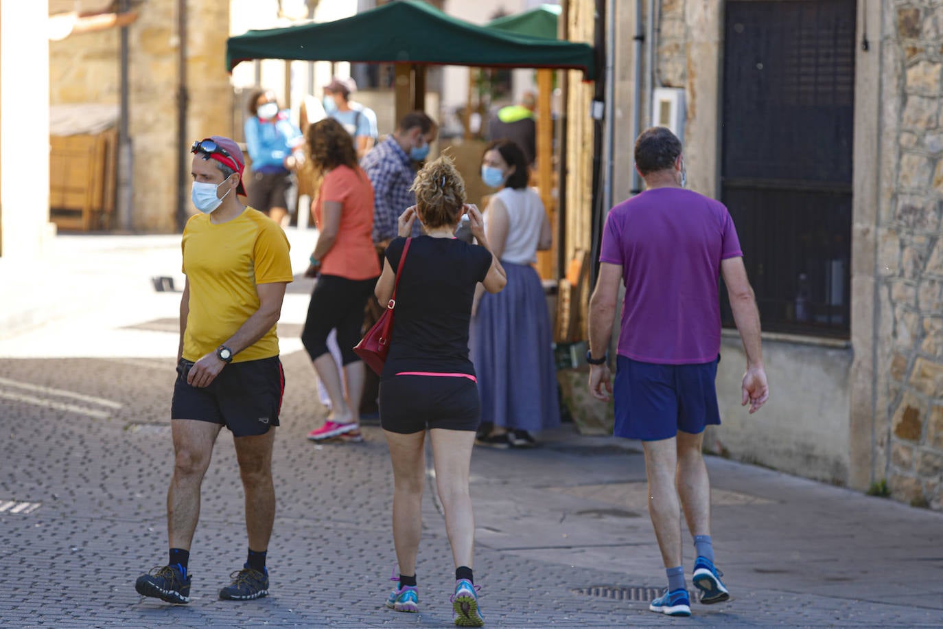 La llegada de visitantes a Asturias ha vivido este fin de semana, primero del mes de julio, su momento más intenso. Los puntos más turísticos de la región ya ven cómo sus localidades se llenan de caras nuevas que han elegido el Principado para disfrutar de sus vacaciones. La región les recibe, además, con buen tiempo este sábado, una circunstancia que, sin duda, ha animado a la mayoría a disfrutar de la naturaleza y las zonas de ocio.