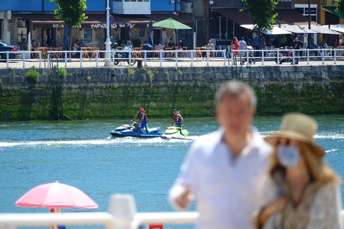 La llegada de visitantes a Asturias ha vivido este fin de semana, primero del mes de julio, su momento más intenso. Los puntos más turísticos de la región ya ven cómo sus localidades se llenan de caras nuevas que han elegido el Principado para disfrutar de sus vacaciones. La región les recibe, además, con buen tiempo este sábado, una circunstancia que, sin duda, ha animado a la mayoría a disfrutar de la naturaleza y las zonas de ocio.