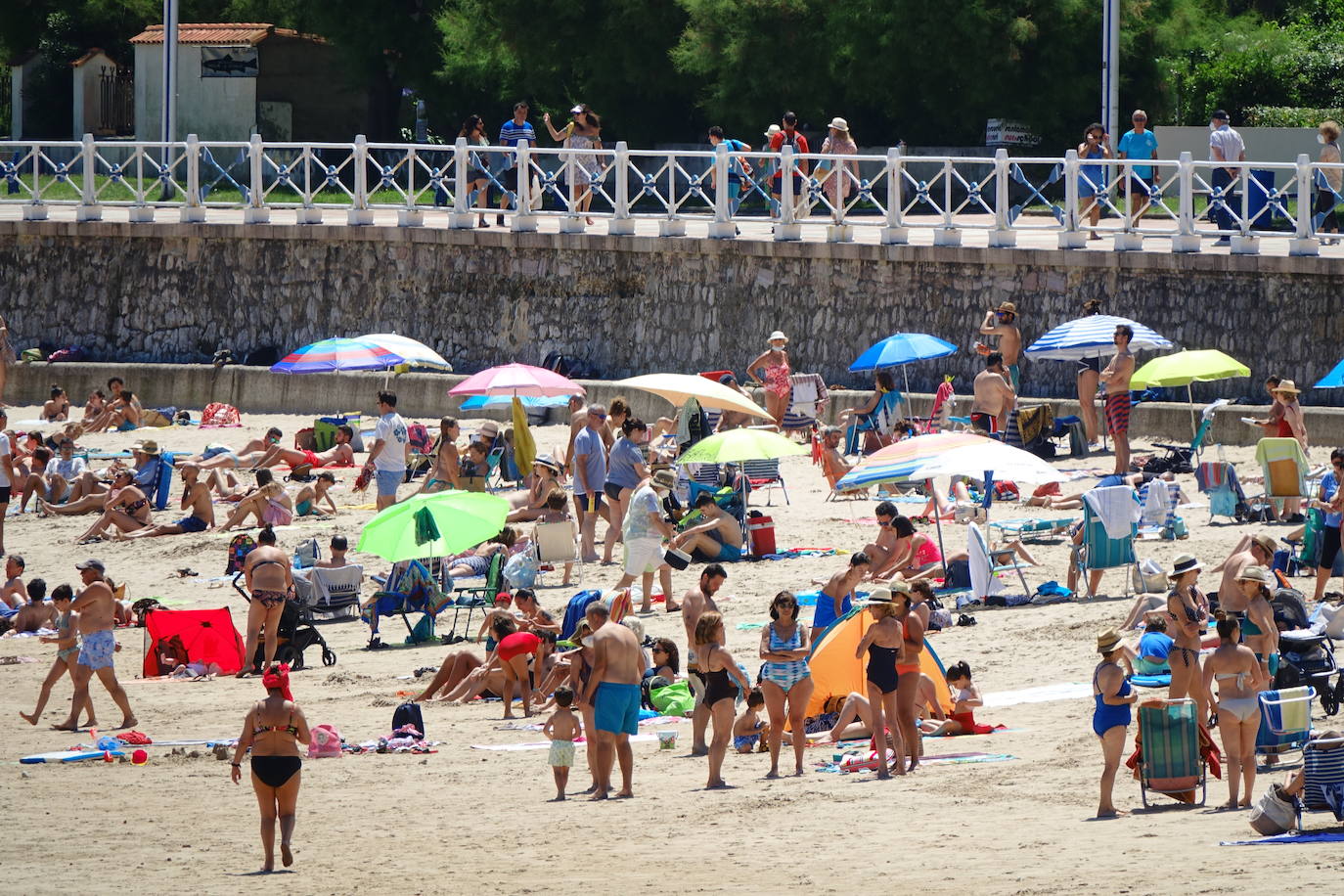 La llegada de visitantes a Asturias ha vivido este fin de semana, primero del mes de julio, su momento más intenso. Los puntos más turísticos de la región ya ven cómo sus localidades se llenan de caras nuevas que han elegido el Principado para disfrutar de sus vacaciones. La región les recibe, además, con buen tiempo este sábado, una circunstancia que, sin duda, ha animado a la mayoría a disfrutar de la naturaleza y las zonas de ocio.