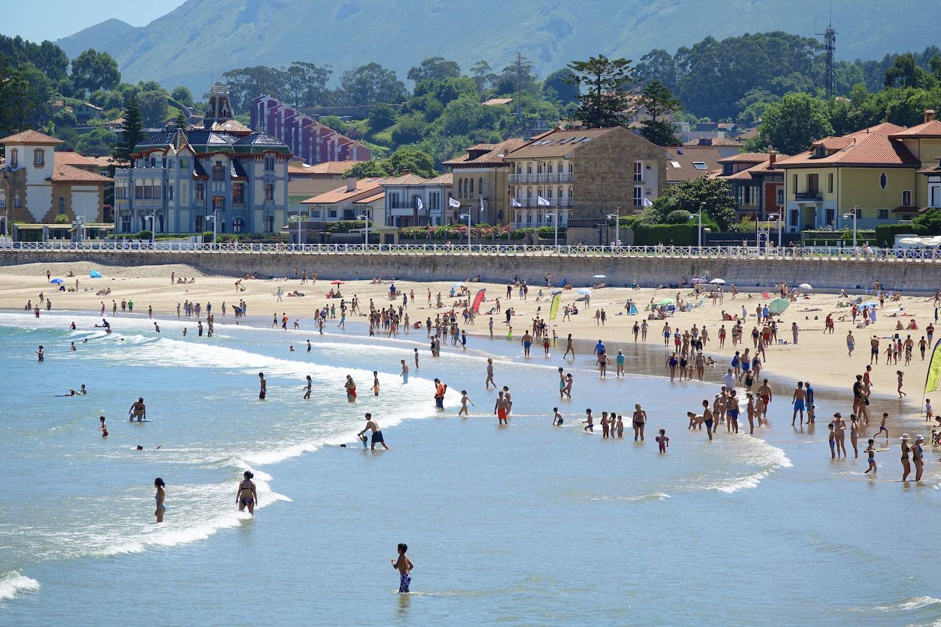 La llegada de visitantes a Asturias ha vivido este fin de semana, primero del mes de julio, su momento más intenso. Los puntos más turísticos de la región ya ven cómo sus localidades se llenan de caras nuevas que han elegido el Principado para disfrutar de sus vacaciones. La región les recibe, además, con buen tiempo este sábado, una circunstancia que, sin duda, ha animado a la mayoría a disfrutar de la naturaleza y las zonas de ocio.