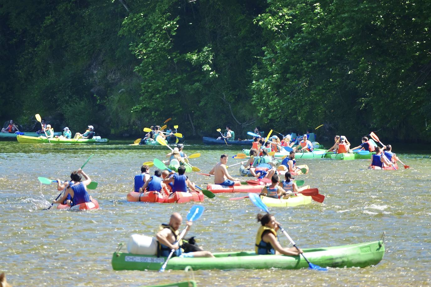 La llegada de visitantes a Asturias ha vivido este fin de semana, primero del mes de julio, su momento más intenso. Los puntos más turísticos de la región ya ven cómo sus localidades se llenan de caras nuevas que han elegido el Principado para disfrutar de sus vacaciones. La región les recibe, además, con buen tiempo este sábado, una circunstancia que, sin duda, ha animado a la mayoría a disfrutar de la naturaleza y las zonas de ocio.
