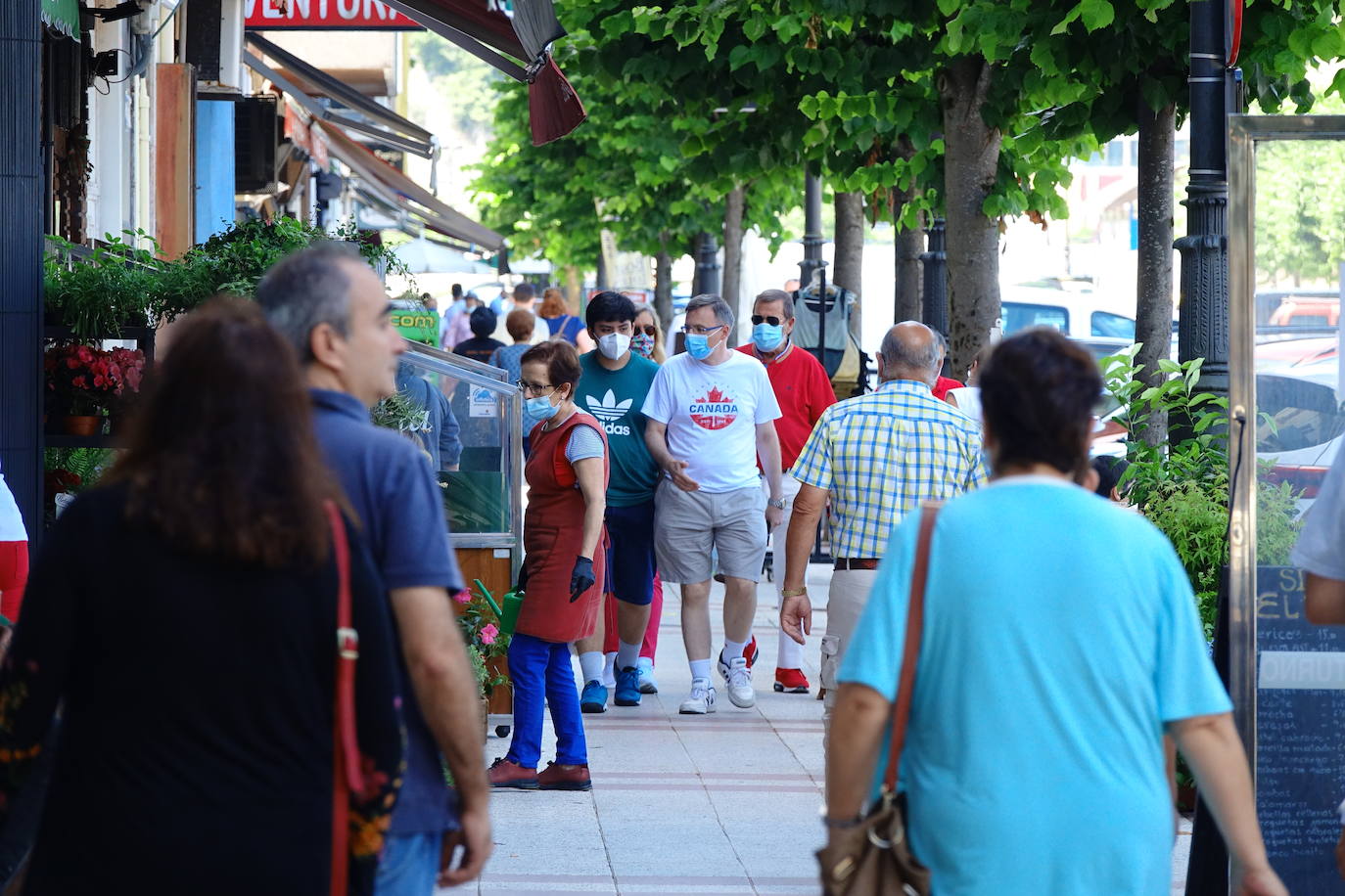La llegada de visitantes a Asturias ha vivido este fin de semana, primero del mes de julio, su momento más intenso. Los puntos más turísticos de la región ya ven cómo sus localidades se llenan de caras nuevas que han elegido el Principado para disfrutar de sus vacaciones. La región les recibe, además, con buen tiempo este sábado, una circunstancia que, sin duda, ha animado a la mayoría a disfrutar de la naturaleza y las zonas de ocio.