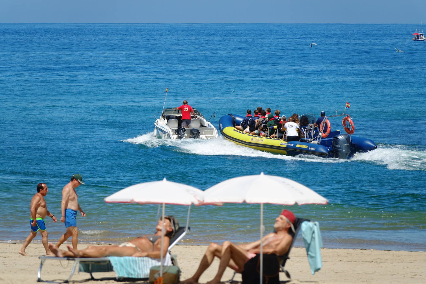 La llegada de visitantes a Asturias ha vivido este fin de semana, primero del mes de julio, su momento más intenso. Los puntos más turísticos de la región ya ven cómo sus localidades se llenan de caras nuevas que han elegido el Principado para disfrutar de sus vacaciones. La región les recibe, además, con buen tiempo este sábado, una circunstancia que, sin duda, ha animado a la mayoría a disfrutar de la naturaleza y las zonas de ocio.