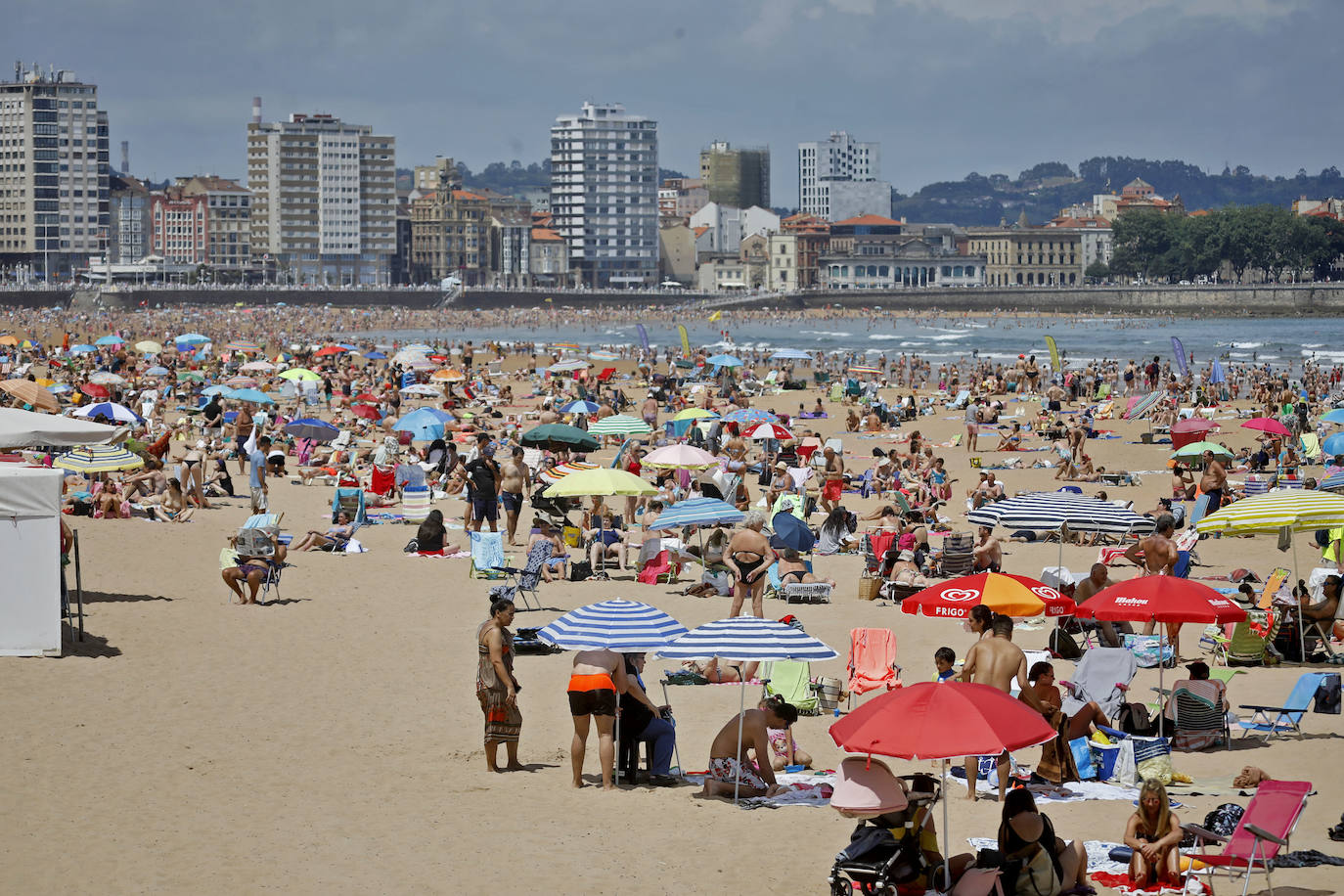 Las playas asturianas comienzan a llenarse