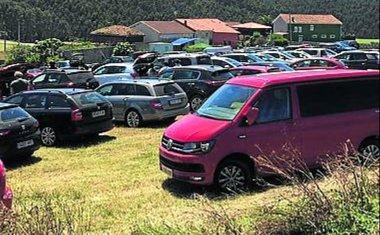 La playa de Bayas estrena aparcamiento con lleno total