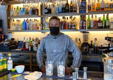 Imagen secundaria 1 - A la izquierda, Luis González tras la barra de su bar La Casilla, en Castropol. A la derecha, María Fernández en el faro de Isla Pancha, en Ribadeo (Lugo). 