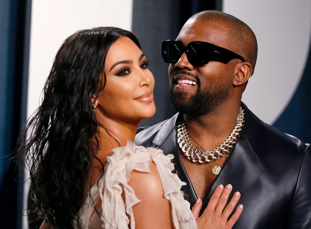 Arriba, Kim Kardashian y Kanye West; a la derecha, West, saludando a Donald Trump. 