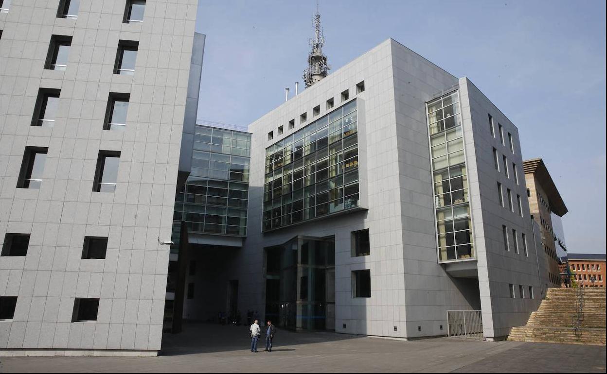 Enjuician a cinco acusados por traficar con droga y cobrar a través del banco