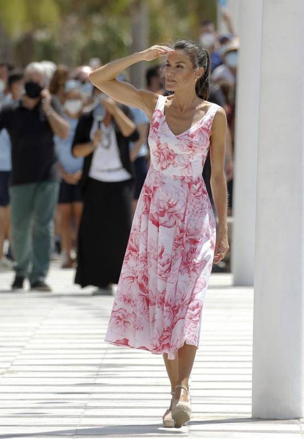 En su última visita a Benidorm, la reina Letizia rescató este vestido de Adolfo Domínguez que le habíamos visto en 2019 y que cuenta con estampadofloral de claveles y violetas.