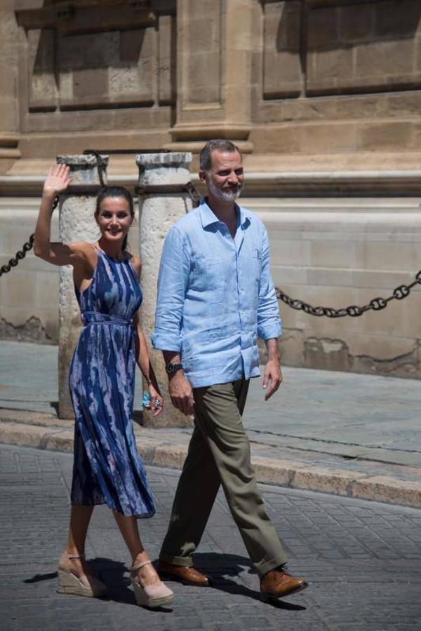 En su visita por Sevilla y Córdoba Doña Letizia volvió a presumir de estilo con este favorecedor vestido plisado con print efecto tiza en tonos azules y escote halter firmado por Adolfo Domínguez.