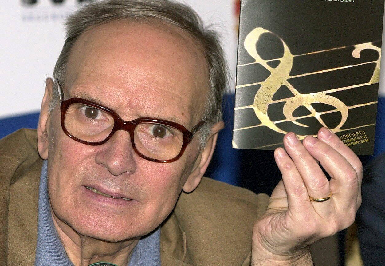 El compositor italiano Ennio Morricone, autor de más de 400 bandas sonoras para cine y televisión, ha fallecido a los 91 años. El músico fue distinguido este año con el Premio Princesa de Asturias de las Artes, galardón que comparte con el también célebre compositor John Williams.
