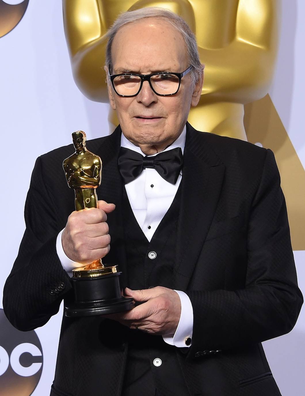 El compositor italiano Ennio Morricone, autor de más de 400 bandas sonoras para cine y televisión, ha fallecido a los 91 años. El músico fue distinguido este año con el Premio Princesa de Asturias de las Artes, galardón que comparte con el también célebre compositor John Williams.