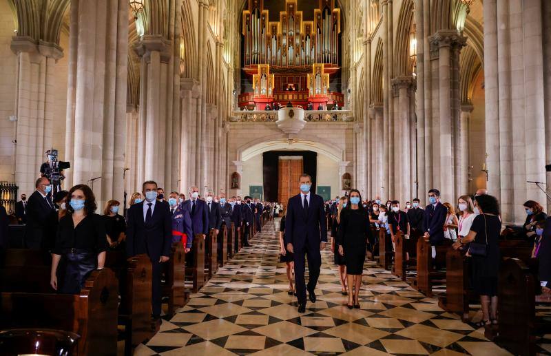 Los reyes, sus hijas, la vicepresidenta del Gobierno Carmen Calvo y representantes de otras instituciones del Estado y de partidos políticos asisten al funeral en la catedral madrileña de La Almudena organizado por la Conferencia Episcopal.