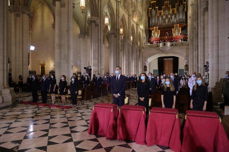 Los reyes, sus hijas, la vicepresidenta del Gobierno Carmen Calvo y representantes de otras instituciones del Estado y de partidos políticos asisten al funeral en la catedral madrileña de La Almudena organizado por la Conferencia Episcopal.