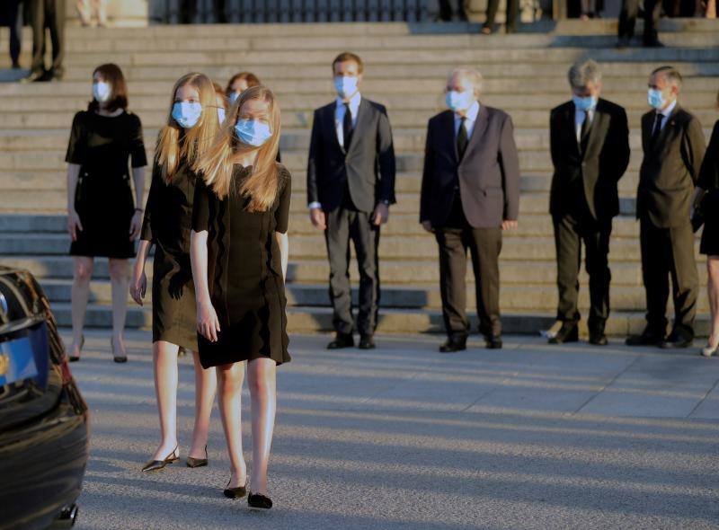 Los reyes, sus hijas, la vicepresidenta del Gobierno Carmen Calvo y representantes de otras instituciones del Estado y de partidos políticos asisten al funeral en la catedral madrileña de La Almudena organizado por la Conferencia Episcopal.