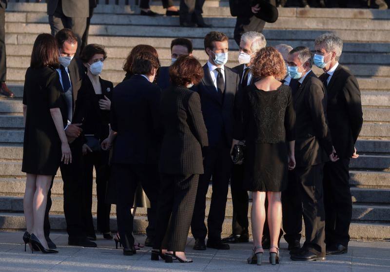 Los reyes, sus hijas, la vicepresidenta del Gobierno Carmen Calvo y representantes de otras instituciones del Estado y de partidos políticos asisten al funeral en la catedral madrileña de La Almudena organizado por la Conferencia Episcopal.