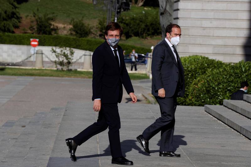 Los reyes, sus hijas, la vicepresidenta del Gobierno Carmen Calvo y representantes de otras instituciones del Estado y de partidos políticos asisten al funeral en la catedral madrileña de La Almudena organizado por la Conferencia Episcopal.