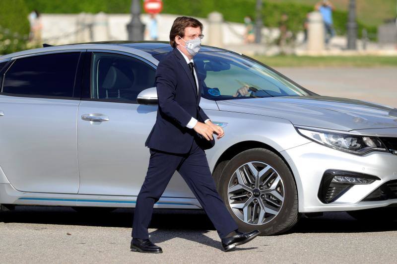 Los reyes, sus hijas, la vicepresidenta del Gobierno Carmen Calvo y representantes de otras instituciones del Estado y de partidos políticos asisten al funeral en la catedral madrileña de La Almudena organizado por la Conferencia Episcopal.