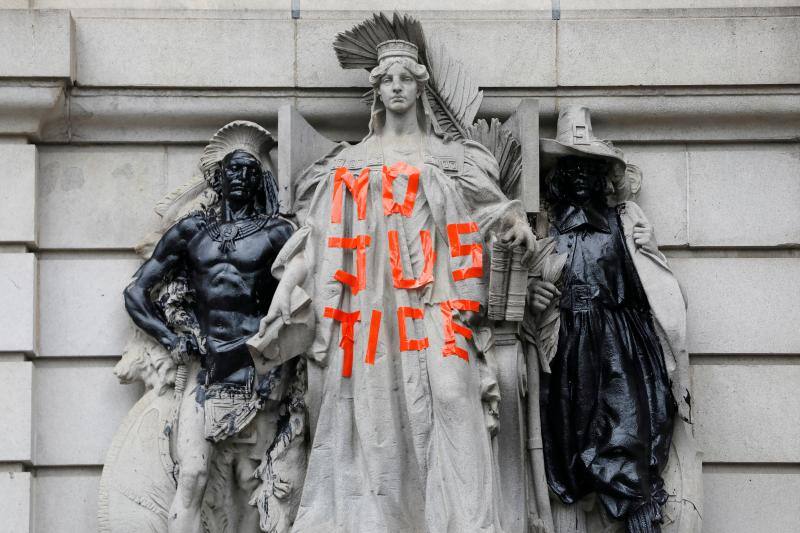 Las estatuas del Palacio de Justicia de Surrogate, en Nueva York, han sido otro de los objetivos de las protestas contra el racismo en EstadosUnidos, con motivo de las manifestaciones del 'Black Lives Matter' (las vidas negras importan). En la imagen se puede leer 'No Justice' (No justicia). 