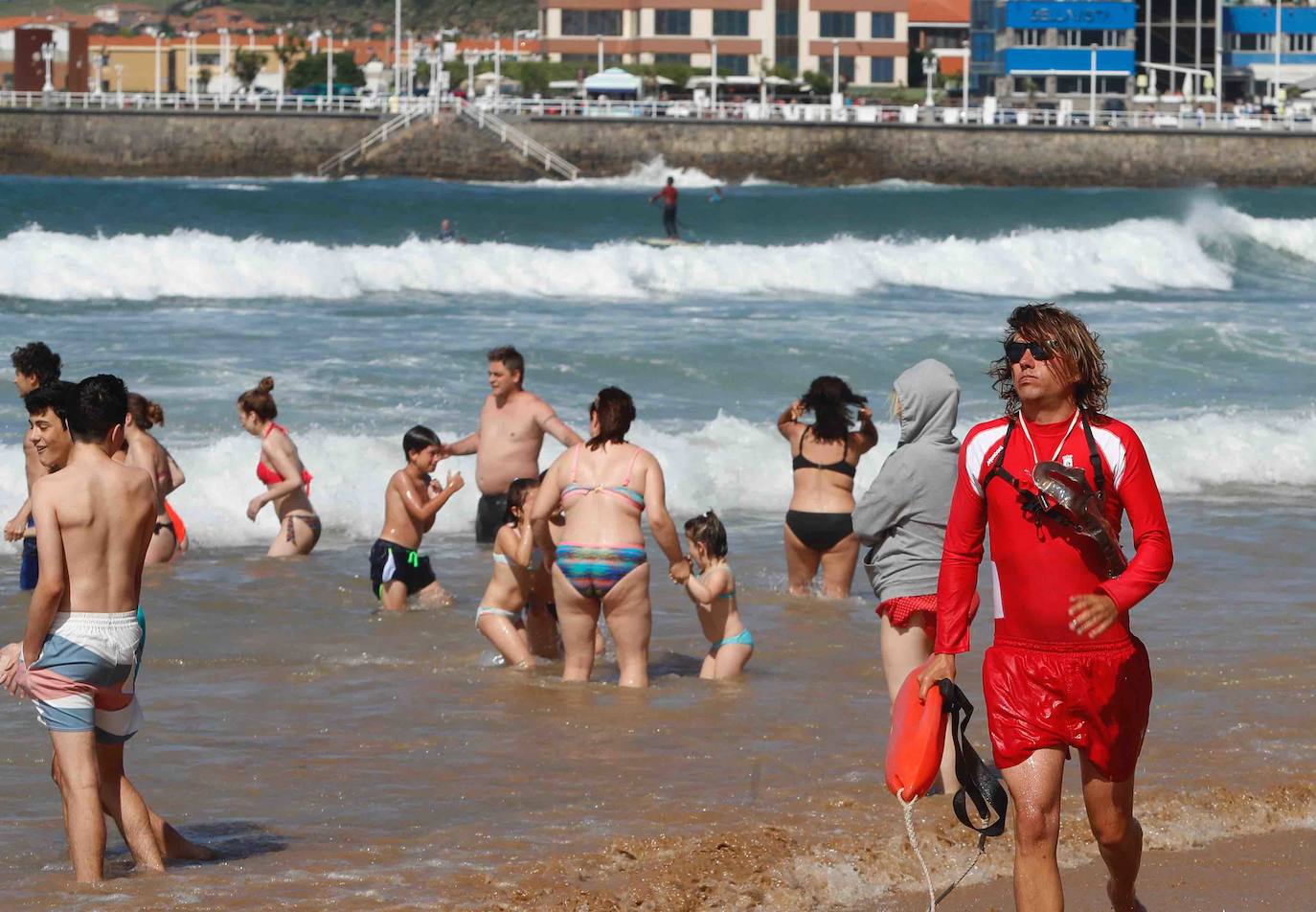 Gijoneses y visitantes han disfrutado del sol y del buen tiempo este martes en las playas. San Lorenzo se ha llenado de bañistas y la Policía Local de Gijón ha intervenido para garantizar el cumplimiento de las medidas de seguridad. 