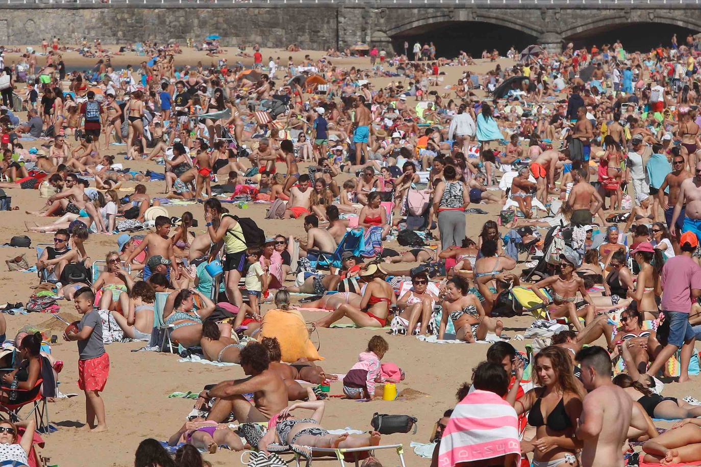 Gijoneses y visitantes han disfrutado del sol y del buen tiempo este martes en las playas. San Lorenzo se ha llenado de bañistas y la Policía Local de Gijón ha intervenido para garantizar el cumplimiento de las medidas de seguridad. 