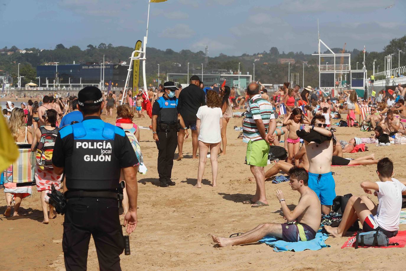 Gijoneses y visitantes han disfrutado del sol y del buen tiempo este martes en las playas. San Lorenzo se ha llenado de bañistas y la Policía Local de Gijón ha intervenido para garantizar el cumplimiento de las medidas de seguridad. 