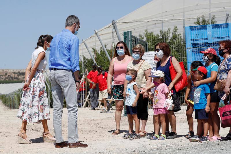 Don Felipe y doña Letizia iniciaron su periplo en Canarias como primer destino de su gira por todo el país tras el confinamiento. Después han viajado a Baleares, Andalucía, Castilla La-Macha, Comunidad Valenciana y a la Región de Murcia. Los Reyes visitarán todas las comunidades autónomas de España con el objetivo de apoyar al turismo después de la pandemia. 