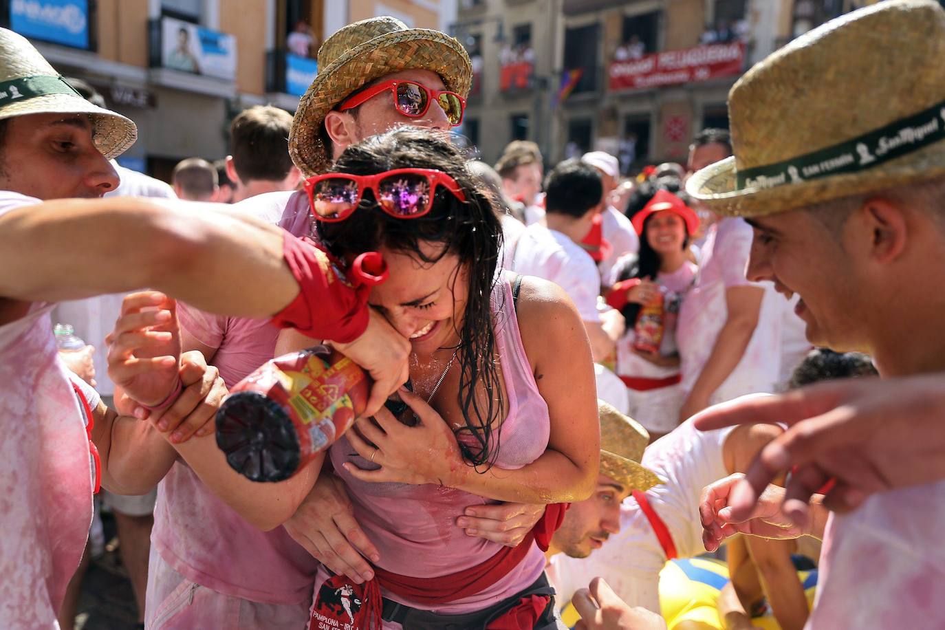 La crisis sanitaria ha provocado una imagen absolutamente inusual en estas fechas en Pamplona. Por primera vez en 42 años no habrá corredores ni toros un 7 de julio. La feria del toro y el resto de actos festivos han sido suspendidos, por lo que ni los toros correrán desde los corrales de Santo Domingo hasta el coso pamplonés a los ocho de la mañana, ni por las tardes tendrá lugar en él ningún festejo taurino. Estas son las imágenes que no se verán este 2020 durante San Fermín. 