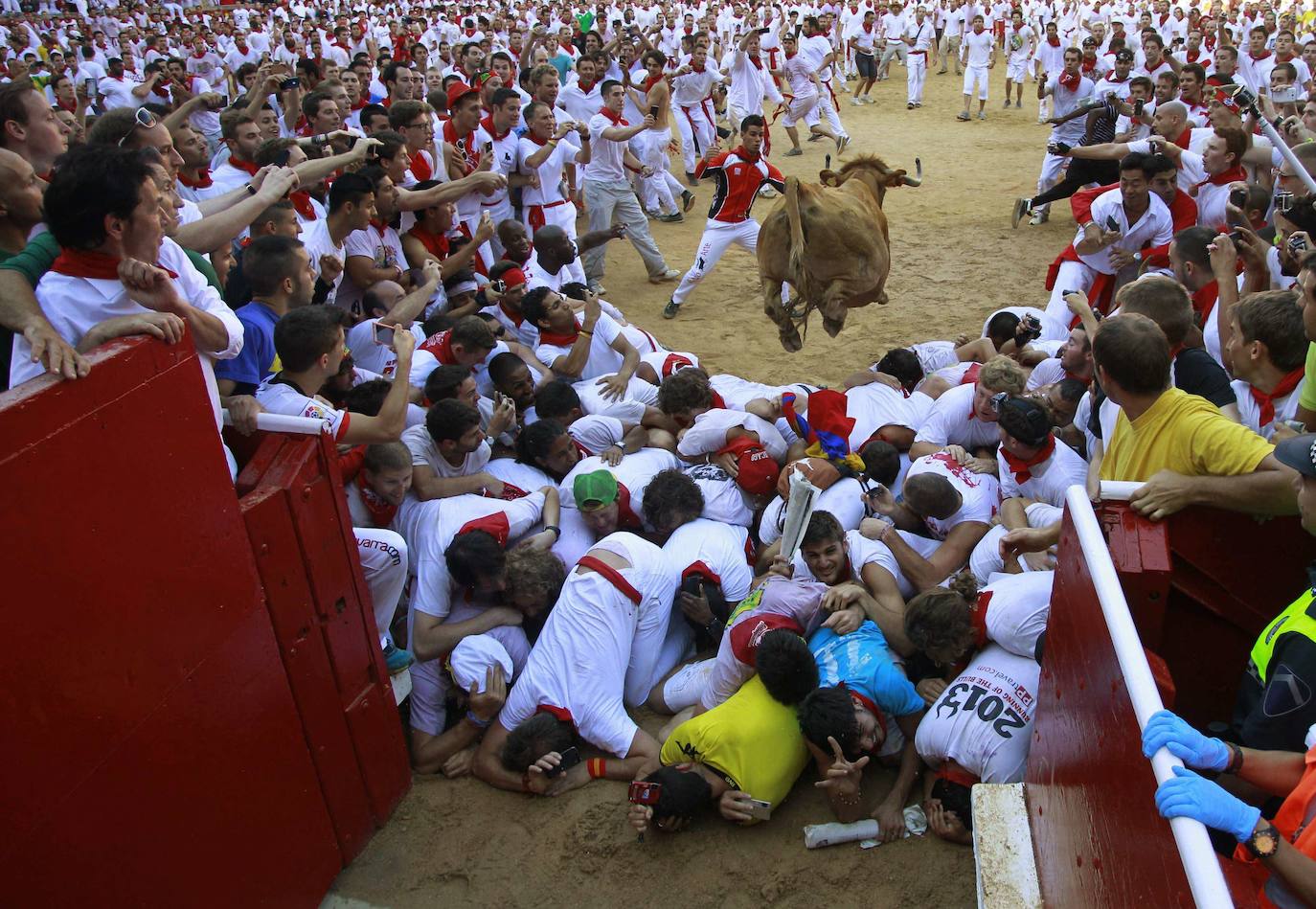 La crisis sanitaria ha provocado una imagen absolutamente inusual en estas fechas en Pamplona. Por primera vez en 42 años no habrá corredores ni toros un 7 de julio. La feria del toro y el resto de actos festivos han sido suspendidos, por lo que ni los toros correrán desde los corrales de Santo Domingo hasta el coso pamplonés a los ocho de la mañana, ni por las tardes tendrá lugar en él ningún festejo taurino. Estas son las imágenes que no se verán este 2020 durante San Fermín. 