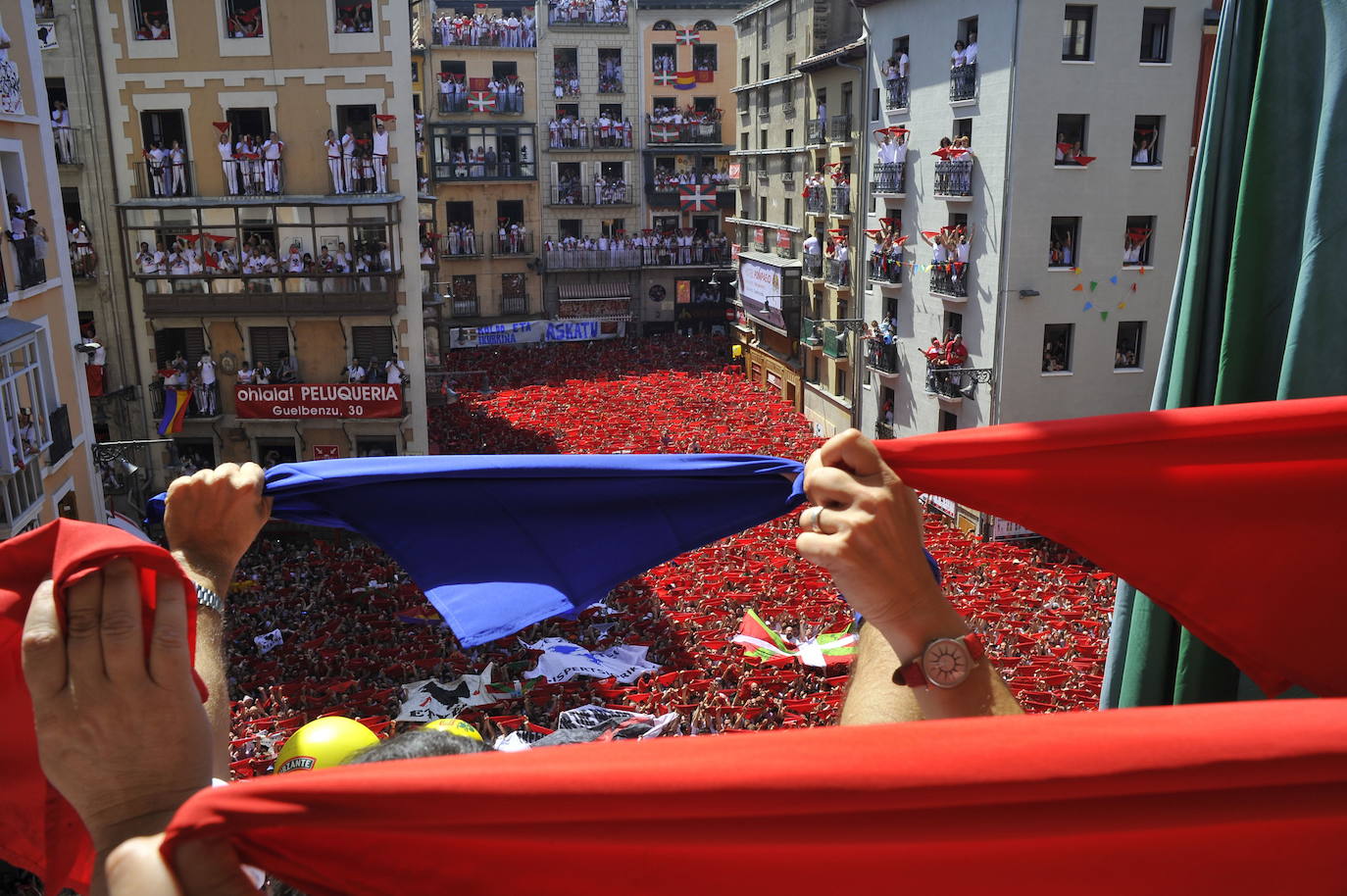 La crisis sanitaria ha provocado una imagen absolutamente inusual en estas fechas en Pamplona. Por primera vez en 42 años no habrá corredores ni toros un 7 de julio. La feria del toro y el resto de actos festivos han sido suspendidos, por lo que ni los toros correrán desde los corrales de Santo Domingo hasta el coso pamplonés a los ocho de la mañana, ni por las tardes tendrá lugar en él ningún festejo taurino. Estas son las imágenes que no se verán este 2020 durante San Fermín. 