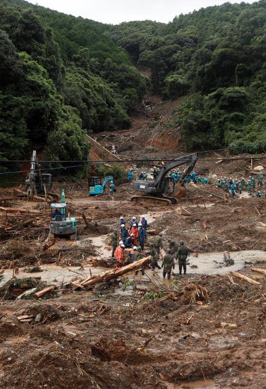 Las fuertes inundaciones en la región de región de Kumamoto devasta esta zona japonesa donde los equipos de rescate todavía buscan supervivientes entre el terreno afectado por los desprendimientos. Mientras, los habitantes de la zona han sido evacuados a centros improvisados donde la desolación se ve intensificada por la distancia social impuesta por la pandemia del coronavirus.