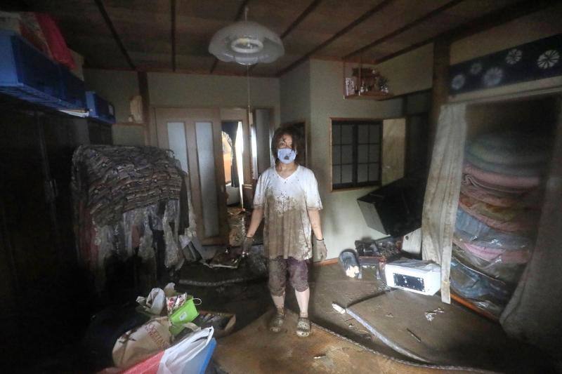 Las fuertes inundaciones en la región de región de Kumamoto devasta esta zona japonesa donde los equipos de rescate todavía buscan supervivientes entre el terreno afectado por los desprendimientos. Mientras, los habitantes de la zona han sido evacuados a centros improvisados donde la desolación se ve intensificada por la distancia social impuesta por la pandemia del coronavirus.